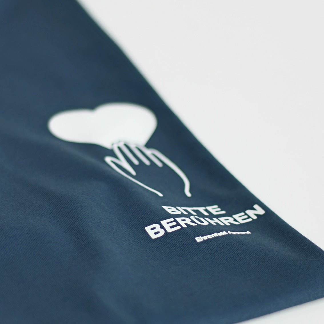 Bedrucktes T-Shirt mit "Bitte berühren!" auf der Brust. Der Ampelknopf schriftzug mit Herz