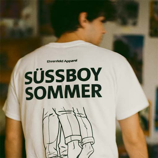 Weißes T-Shirt mit Rückenprint „SÜSSBOY SOMMER“ von Ehrenfeld Apparel; Illustration zeigt barfüßige Figur auf Zehenspitzen vor einer zweiten Person.