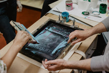 Laden Sie das Bild in den Galerie-Viewer, Siebdruck-Session inkl. T-Shirt

