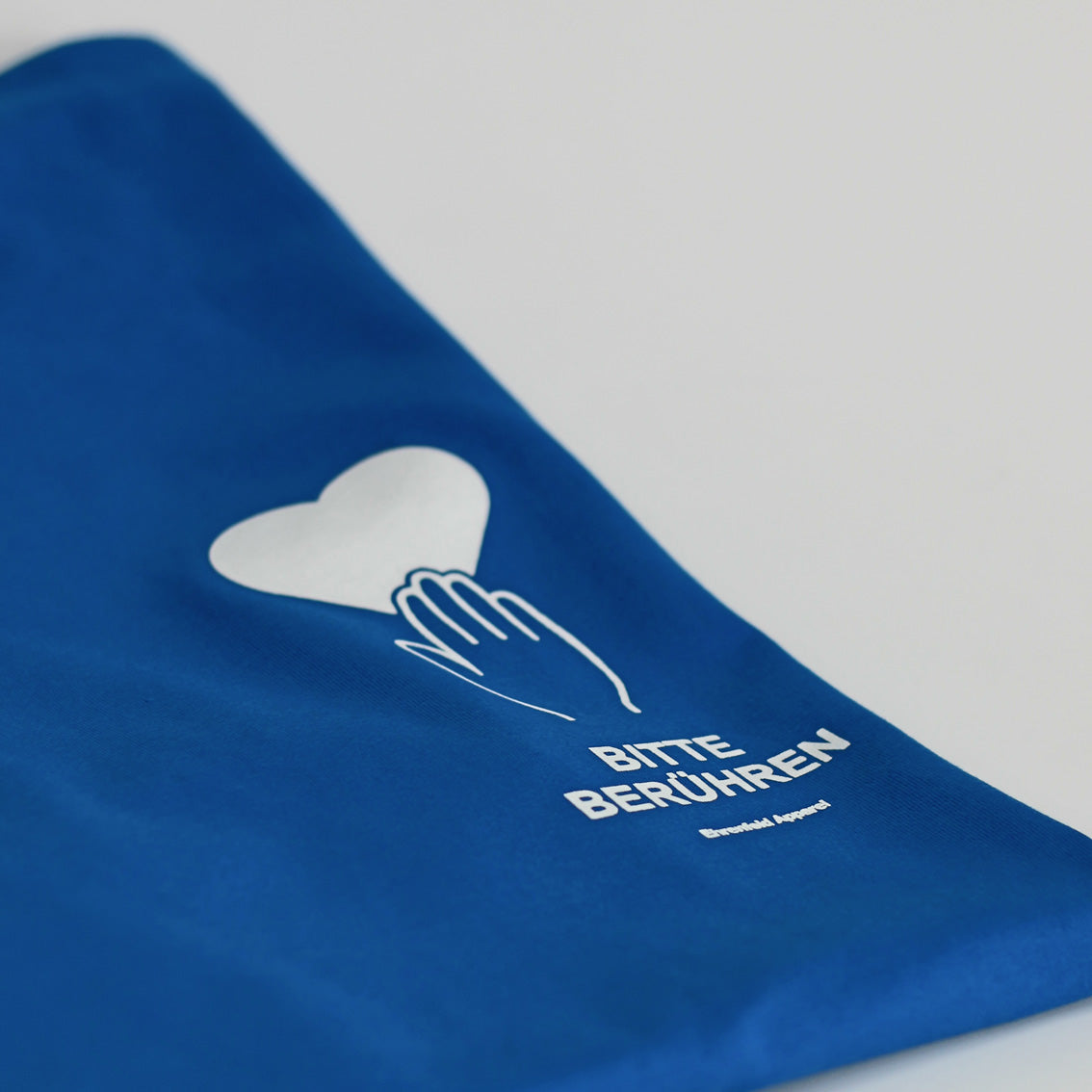 Bitte berühren! Der Ampelschriftzug mit Herz auf ein T-Shirt gedruckt, vom Streetwear Label Ehrenfeld Apparel aus Köln #BitteBerühren